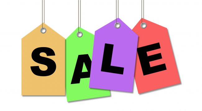 Bunte hängende Preisschilder mit der Aufschrift Sale